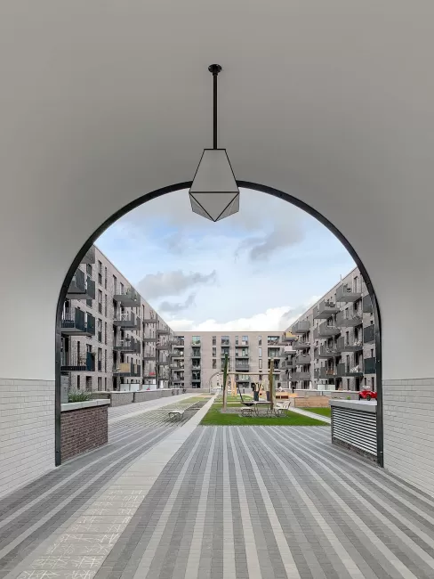 Der Entwicklungsplan von E2A/Lichtenstein Landschaftsarchitektur und Stadtplanung &uuml;ber die 27 Hektaren Entwicklungsgebiet lieferte das st&auml;dtebauliche und architektonische Leitbild f&uuml;r die Realisierung des neuen Quartiers Pergolenviertel in Hamburg-Nord. 
Bild: Wohnungsbau, Baufeld 3B, Loki-Schmidt-Platz, Hamburg, Foto: Sylvia Soggia