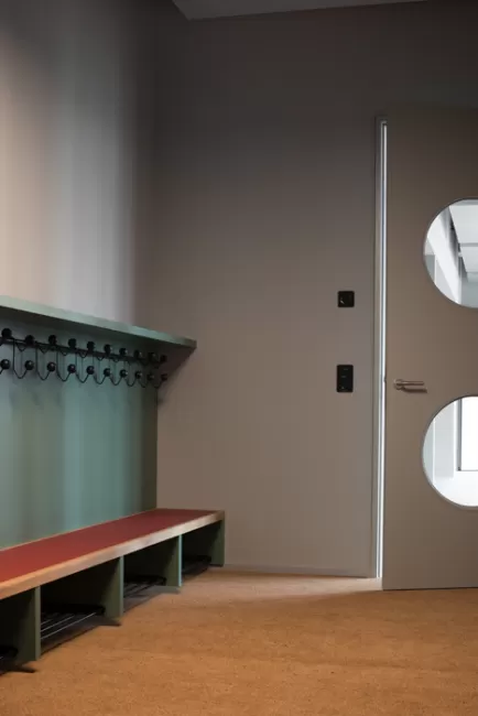 Erdgeschoss; Garderobe Kindergarten, Foto links: Rasmus Norlander; Foto rechts: G&eacute;raldine Recker