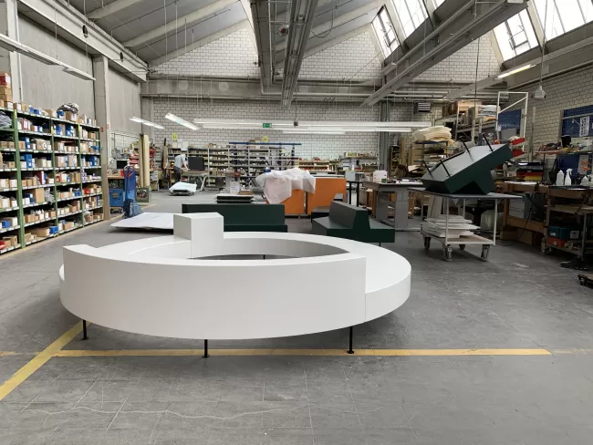 Sitzb&auml;nke Schulanlage Hofacker, in Zusammenarbeit mit "Customized Furniture" der Girsberger AG