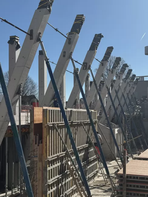 St&uuml;tzen in der Turnhalle, M&auml;rz 2026, Foto: E2A